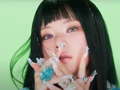 Jeongyeon, do TWICE, em "This is For" (Reprodução)