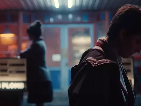 Maeve e Otis em cena de Sex Education (Netflix/Divulgação)