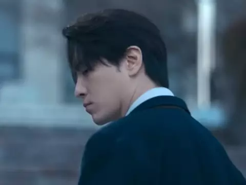 Le eJun-hyuk em A Arte de Sarah (Reprodução)