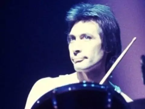 Charlie Watts em apresentação pelos Rolling Stones (Divulgação)