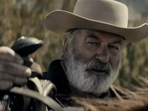 Foto de Alec Baldwin no filme Rust: A Lei do Oeste, cuja produção foi marcada por um incidente que terminou com a morte da diretora de fotografia