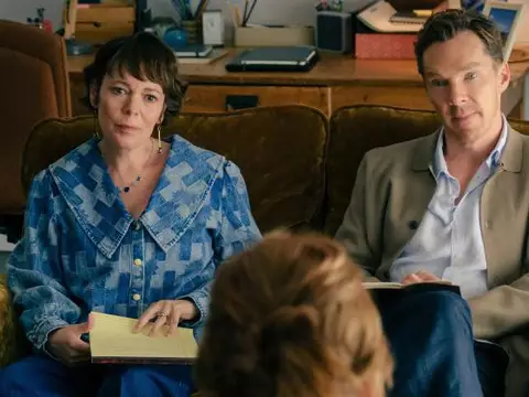 Olivia Colman e Benedict Cumberbatch em Os Roses (Reprodução)