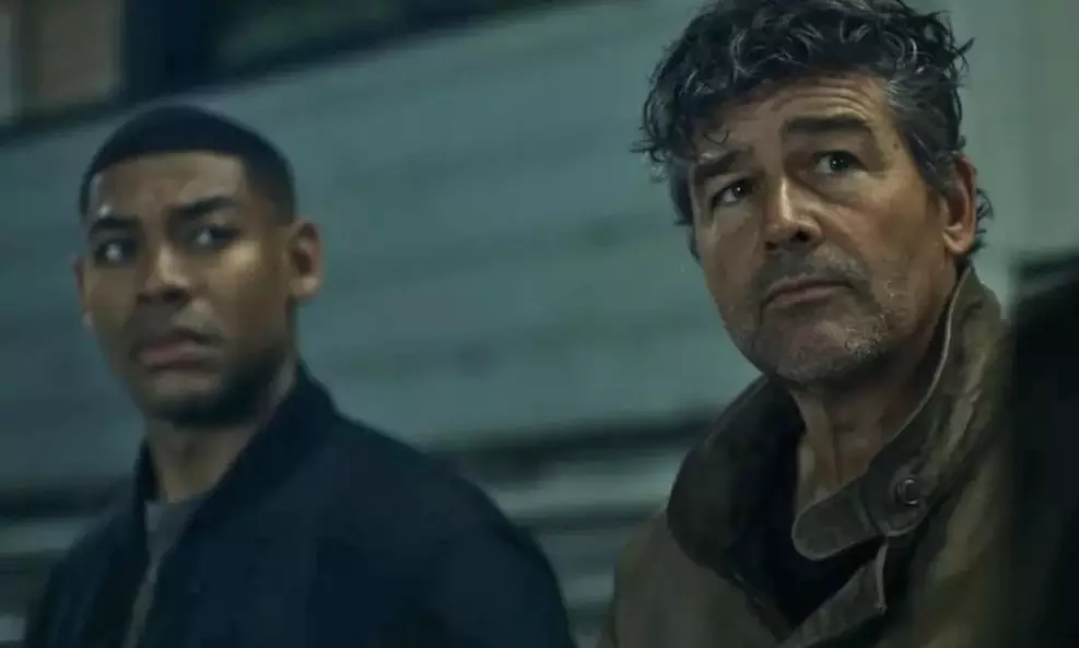 Aaron Pierre e Kyle Chandler em Lanternas (Reprodução)