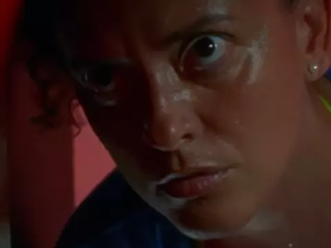 Nataly Rocha em cena de Motel Destino (Reprodução)