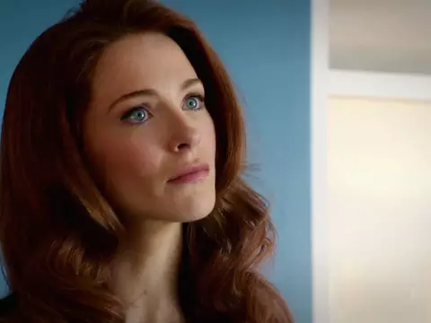 Bridget Regan com semblante triste em Jane the Virgin