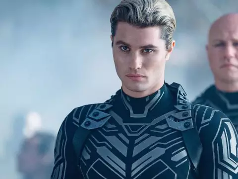 Chase Stokes em cena de Feios (Reprodução)