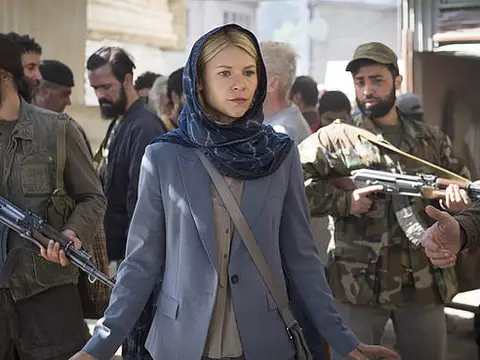 Homeland | Grafite acusando a série de racismo aparece em cena da quinta temporada - veja
