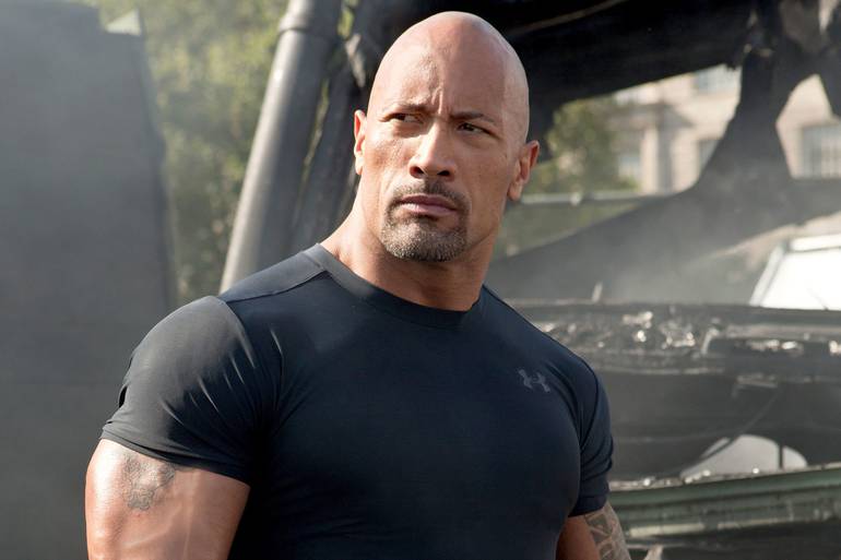 The Rock olhando pro lado.