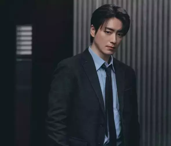 Lee Jun-hyuk em A Arte de Sarah (Reprodução)