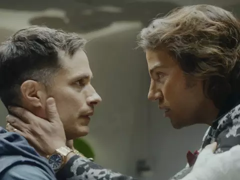 Gael García Bernal e Diego Luna em A Máquina