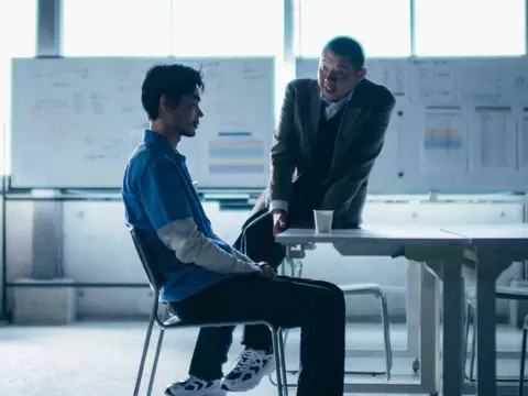 Cloud impõe a personagem e ao público um impactante chá de revelação