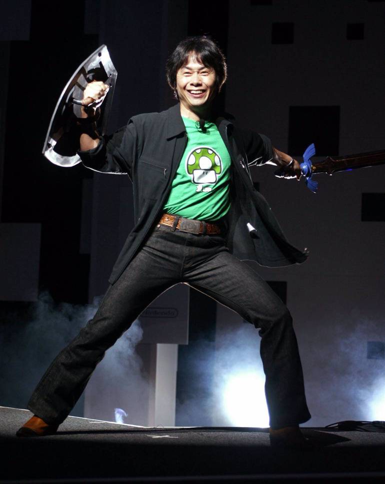 Shigeru Miyamoto segura a Master Sword e Hylian Shield na E3 2004