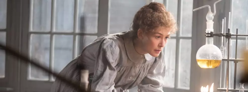 Leia a crítica de Radioactive, cinebiografia de Marie Curie na Netflix