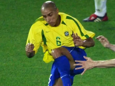 Roberto Carlos em lance da final da Copa do Mundo de 2002 (DAMIEN MEYER / AFP)