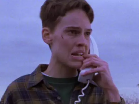 Hilary Swank diz que papel que lhe rendeu o Oscar seria perfeito para ator trans