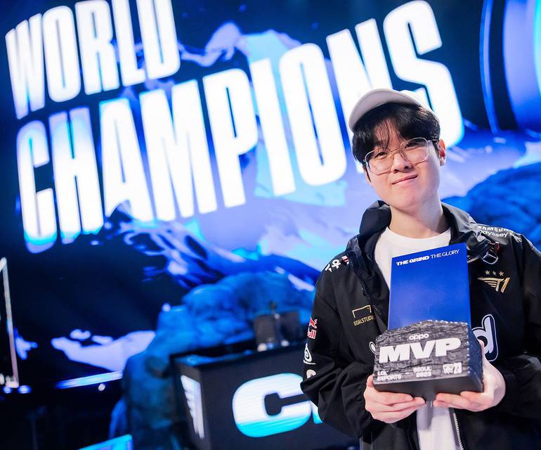 Zeus com o troféu de MVP da final do Worlds 2023