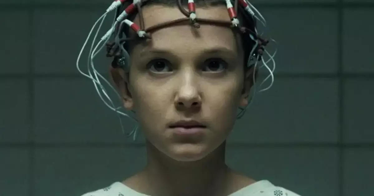 Stranger Things | Millie se irrita com fotógrafo e abandona evento