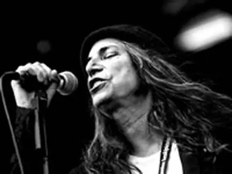 Patti Smith anuncia novo disco, com música em homenagem a Amy Winehouse