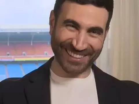 Brett Goldstein em entrevista ao Omelete (Reprodução)