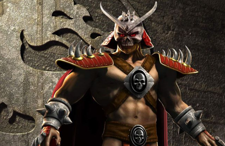 Shao Kahn em frente ao logo de Mortal Kombat.