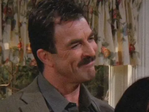 Tom Selleck relembra parceria com Matthew Perry em Friends: "Talento bruto"