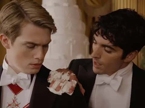 Nicholas Galitzine e Taylor Zakhar Perez em Vermelho, Branco e Sangue Azul (Prime Video/Reprodução)