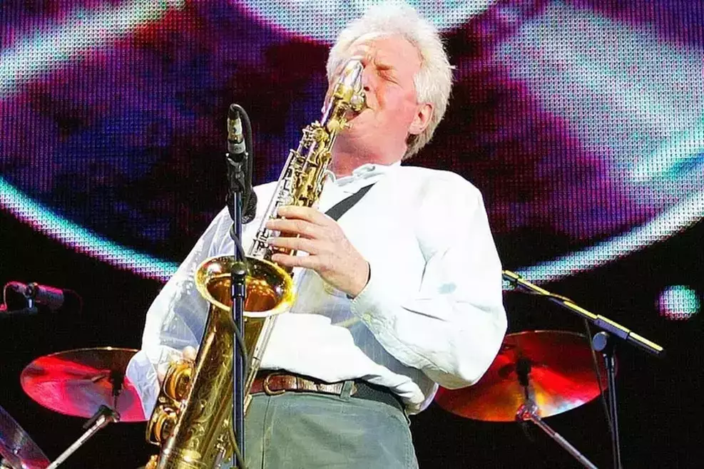 Morre Dick Parry, saxofonista que tocou com Pink Floyd, aos 83 anos