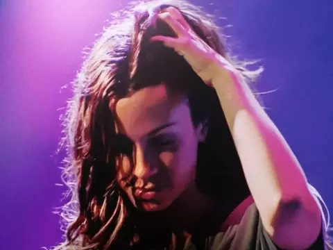 JAGGED: prévia de documentário mostra escalada à fama de Alanis Morissette; veja