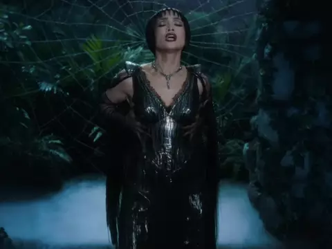 Jennifer Lopez em O Beijo da Mulher Aranha (Reprodução)