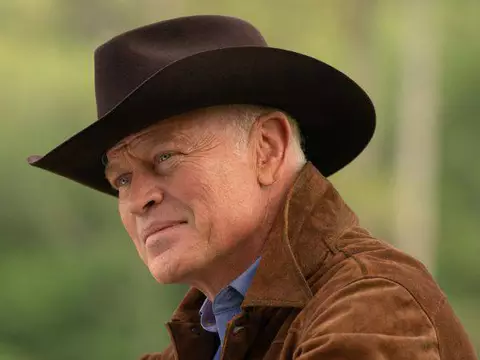 Ator de Tulsa King abraçou rótulo de vilão por regra de não beijar atrizes