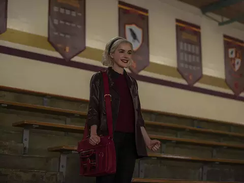 Kiernan Shipka em O Mundo Sombrio de Sabrina