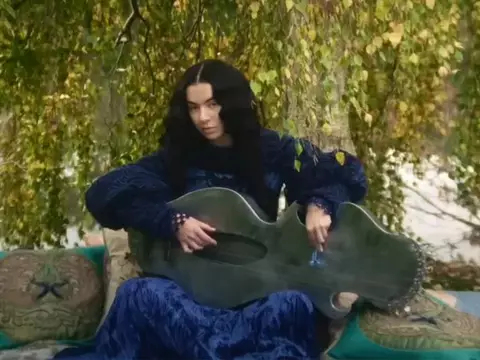 Charli XCX em 100 Noites de Desejo (Reprodução)