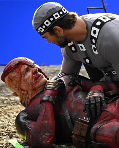 Bastidores da cena em que Deadpool fica no colo de Thor, que chora