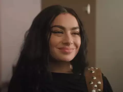 The Moment | Charli XCX estrela novo pôster de seu filme com A24; veja