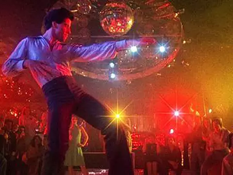 “Dançar não era o forte de John Travolta”, confessa diretor de Os Embalos de Sábado à Noite
