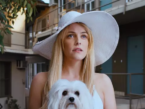 Novo filme de Karim Aïnouz terá Riley Keough no lugar de Kristen Stewart