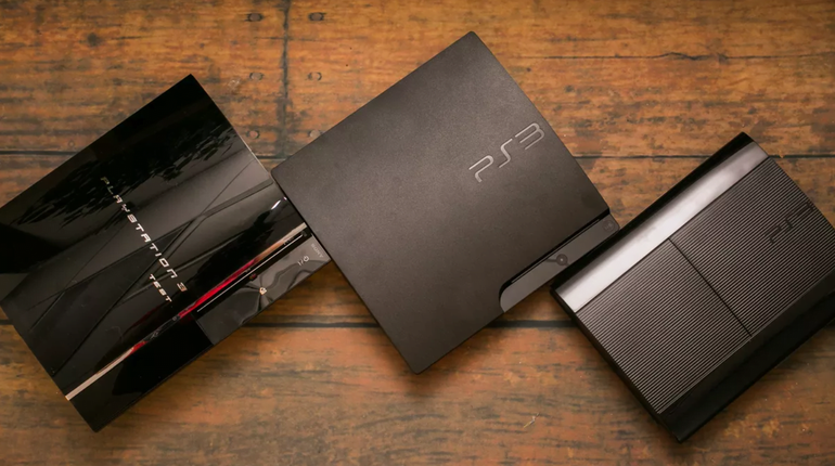 imagem de três consoles playstation 3 um ao lado do outro, as três versões: fat, slim e super slim