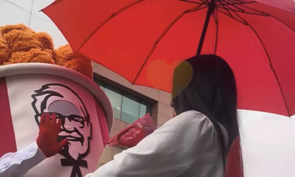 Cena de Esbaldando de Amor, novelinha do KFC inspirada em k-dramas (Reprodução)
