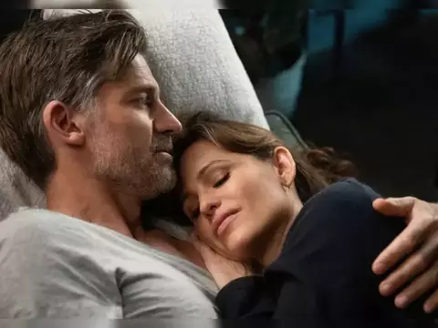 Jennifer Garner e Nikolaj Coster-Waldau em A Última Coisa que Ele Me Falou (Apple TV+/Reprodução) 