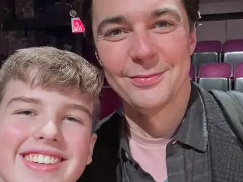 Estrela de Young Sheldon reencontra Jim Parsons e compartilha foto