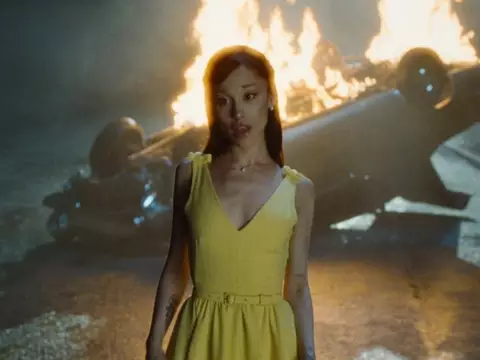 Ariana Grande em cena de "hate that i made you love me" (Reprodução)