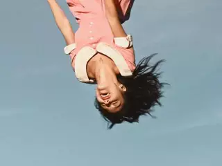 Olivia Rodrigo na capa de you seem pretty sad for a girl so in love (Reprodução)