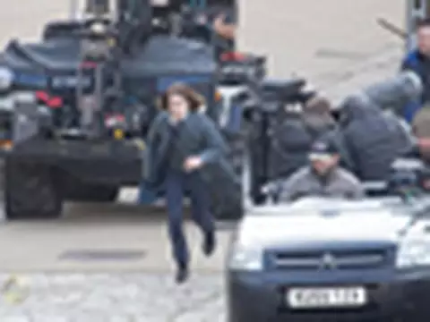 Frankenstein | Veja Daniel Radcliffe como o assistente Igor no set [ATUALIZADO]
