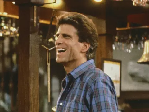 Cheers | Ted Danson revela que faltou em gravação para usar drogas recreativas