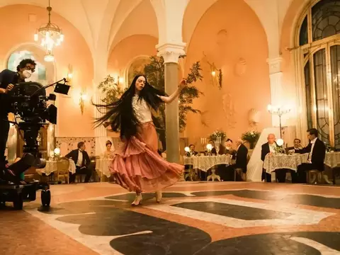 Robbie Ryan e Emma Stone no set de Pobres Criaturas (Searchlight Pictures/Divulgação)