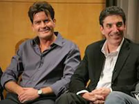 Charlie Sheen quer se reconciliar com Chuck Lorre, criador de Two and a Half Men