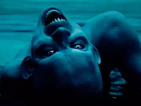 Um monstro olha para a câmera, de ponta cabeça, e mostra dentes afiados (Divulgação