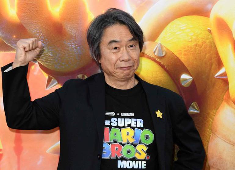 Foto de Shigeru Miyamoto no tapete vermelho do filme do Mario