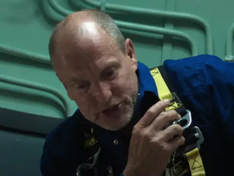 Last Breath | Drama com Woody Harrelson e Simu Liu ganha trailer