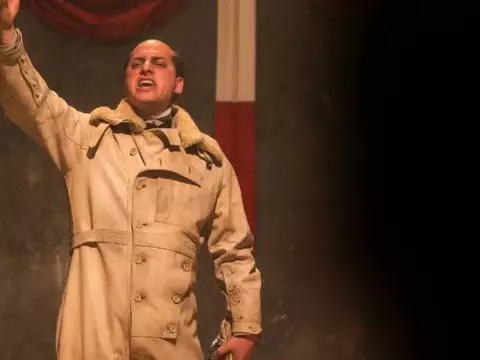 Cena de Mussolini: O Filho do Século (Reprodução)